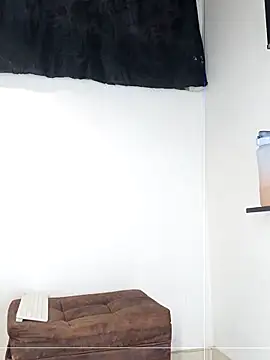 angierot2025 online show from April 21, 2026, 10:01 pm