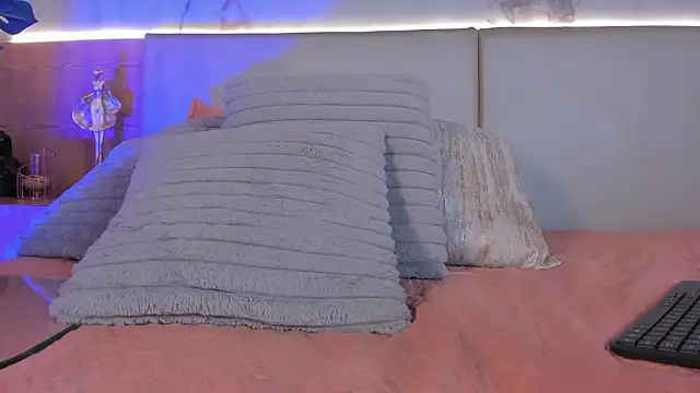 ValSmith  online show from March 16, 2026, 5:44 am