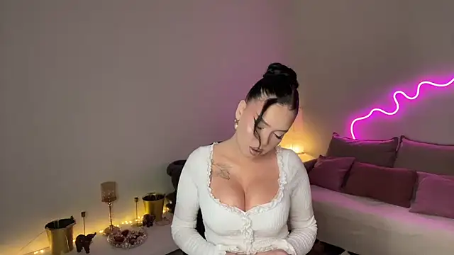 Snapshot of mistress_of_hearts chatting on May 22, 2026, 8:14 pm mistress of hearts online show from May 22, 2026, 8:14 pm