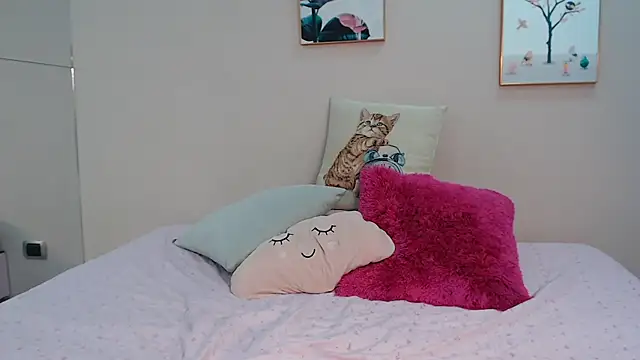 zooombee online show from September 11, 2025, 10:10 pm