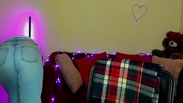 Alicia love00 online show from April 24, 2026, 5:21 am