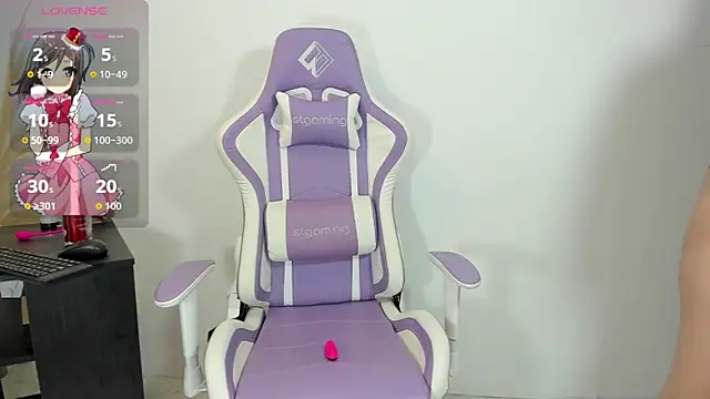 miaravel  online show from October 9, 2025, 2:59 pm