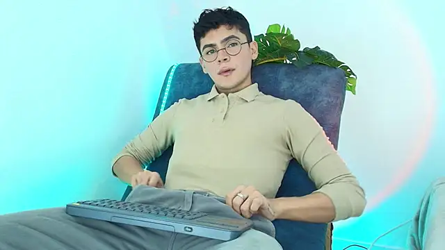 CamiiGuzmanX online show from October 23, 2025, 8:29 pm