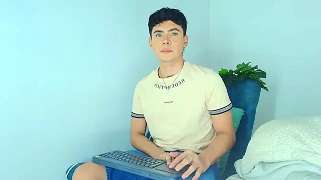 CamiiGuzmanX online show from November 12, 2025, 9:36 pm