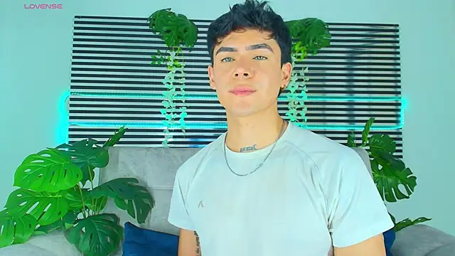 CamiiGuzmanX online show from April 20, 2026, 8:43 pm