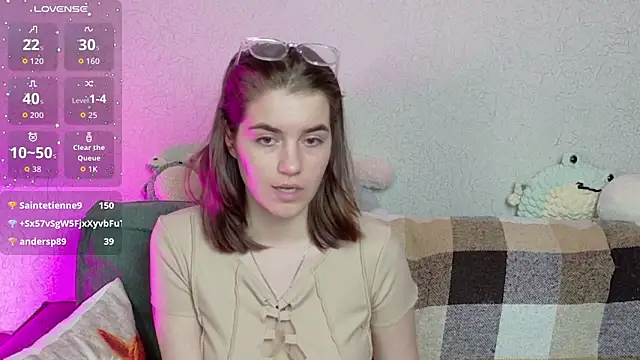 ElzaBlis online show from April 19, 2026, 6:10 pm