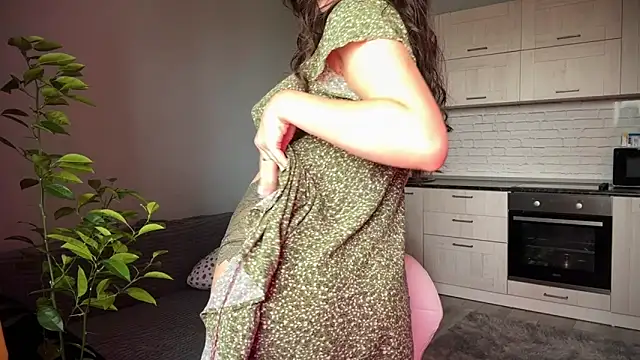 Luna Raee online show from September 20, 2025, 7:42 am