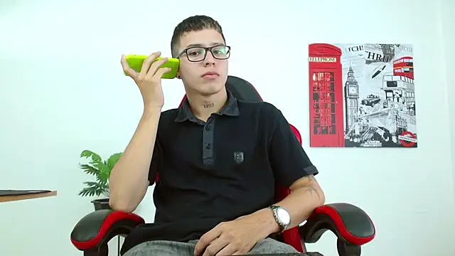 Cumandres18 online show from September 11, 2025, 2:06 pm