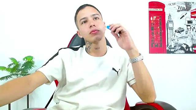 Cumandres18 online show from April 21, 2026, 3:07 pm