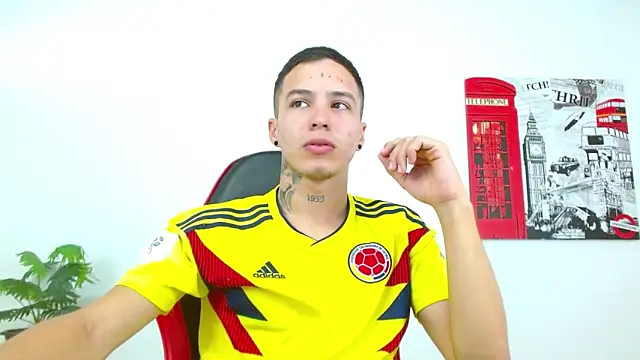 Cumandres18 online show from May 13, 2026, 2:58 pm