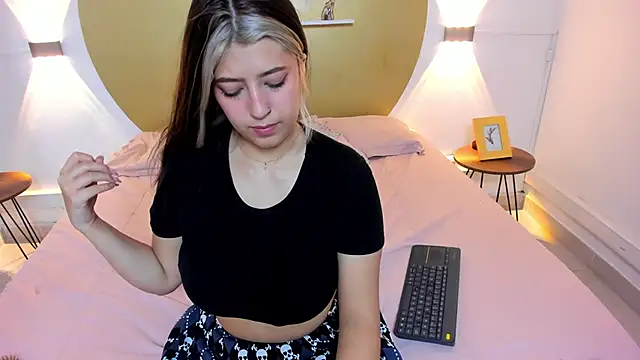 Bella  Lane online show from December 16, 2025, 6:02 pm