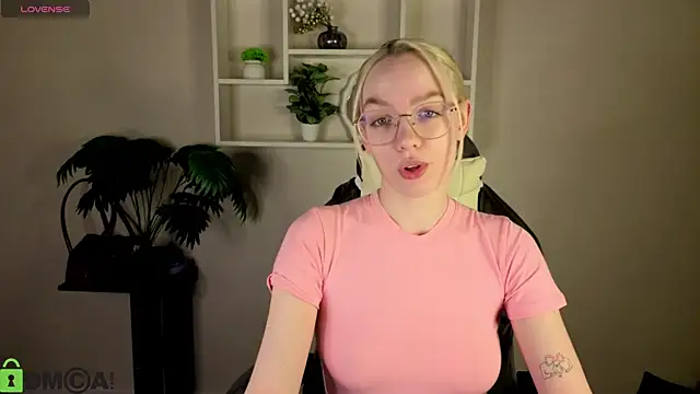 Snapshot of R0cket_bunny chatting on April 28, 2026, 12:42 am R0cket bunny online show from April 28, 2026, 12:42 am