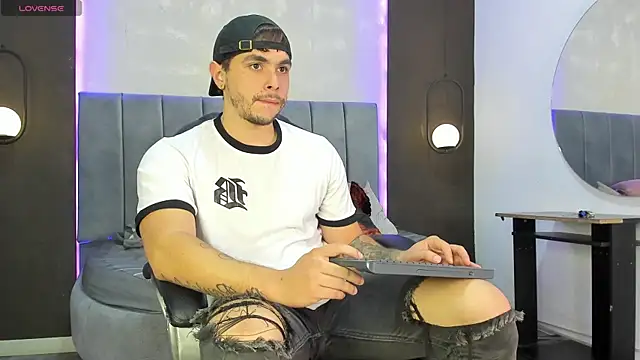 Liam walk  online show from November 11, 2025, 8:20 pm