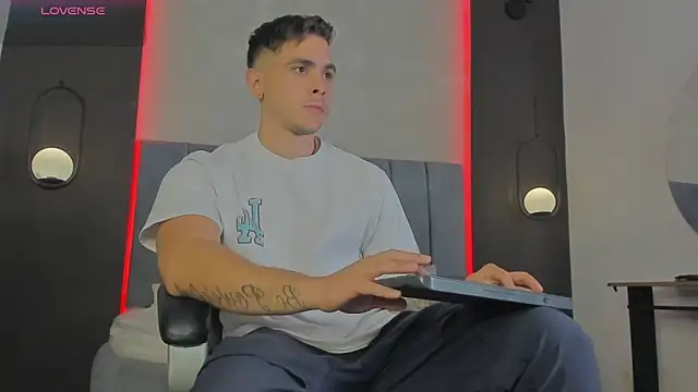 Liam walk  online show from March 25, 2026, 8:04 pm