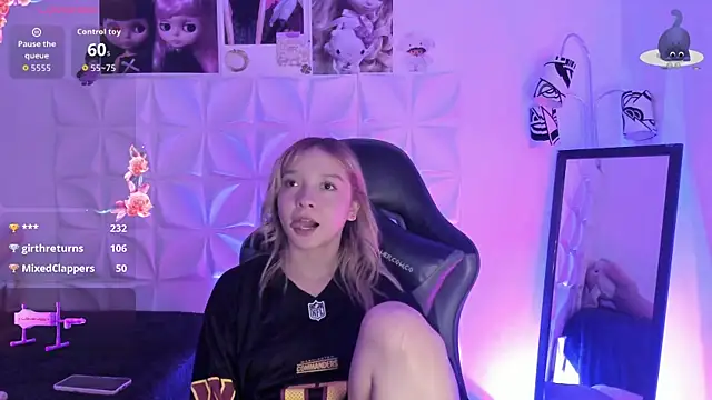 Snapshot of JuliethMoss chatting on October 26, 2025, 8:42 am JuliethMoss online show from October 26, 2025, 8:42 am