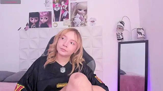 Snapshot of JuliethMoss chatting on November 14, 2025, 8:18 pm JuliethMoss online show from November 14, 2025, 8:18 pm