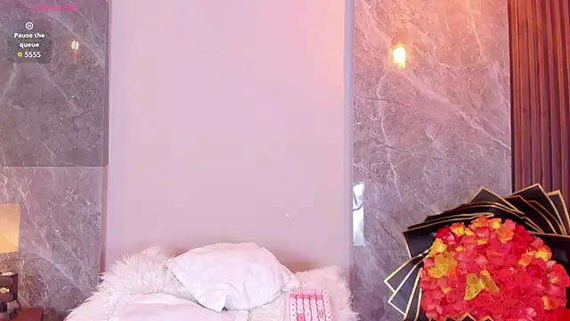 Emma hunter  online show from September 22, 2025, 4:14 am