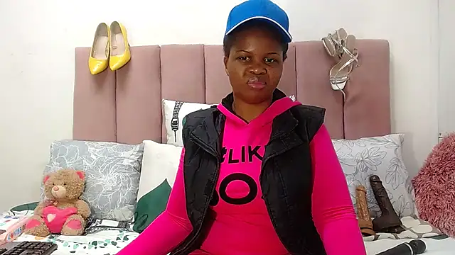 RoundaAssx22 online show from November 4, 2025, 1:54 pm