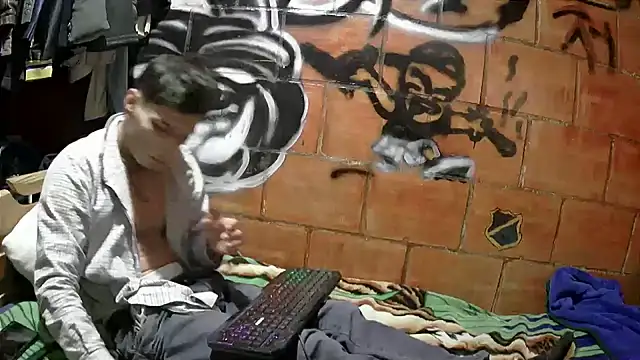 Snapshot of alexandercruz chatting on August 3, 2026, 6:01 am alexandercruz online show from August 3, 2026, 6:01 am