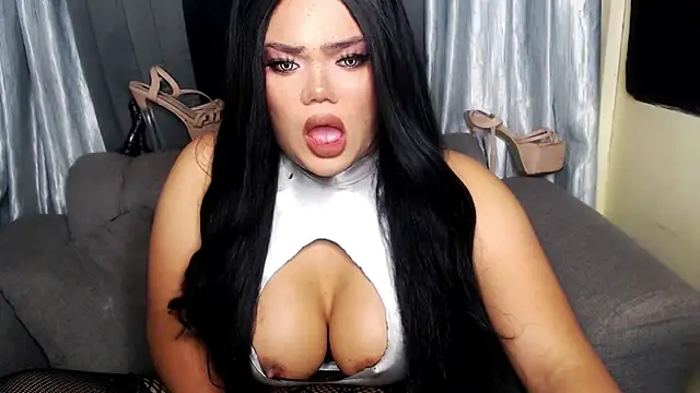 10inchs Maxie online show from November 16, 2025, 7:30 pm