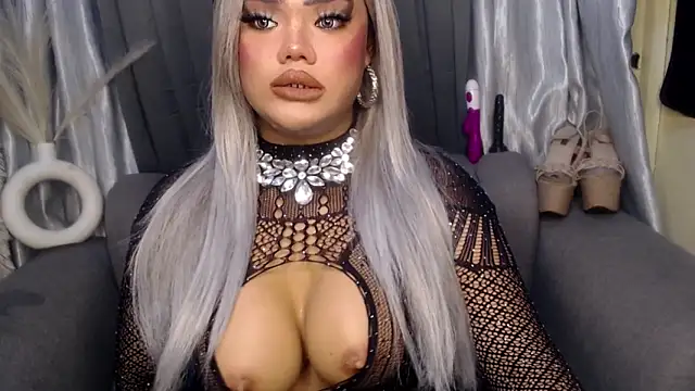 10inchs Maxie online show from November 22, 2025, 3:55 pm