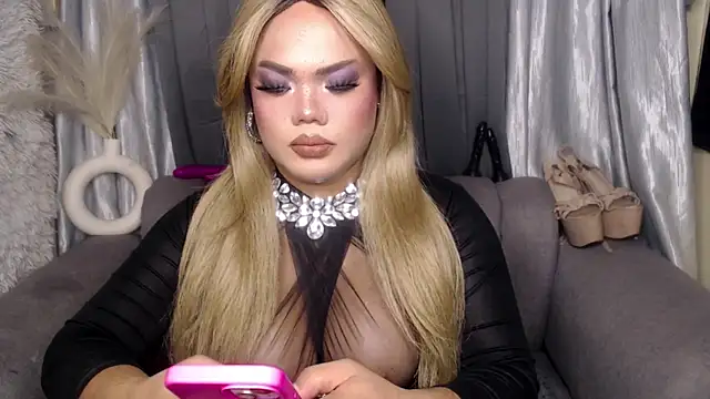 10inchs Maxie online show from November 26, 2025, 5:25 pm