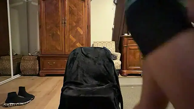 DERTYLAY online show from April 20, 2026, 3:42 am