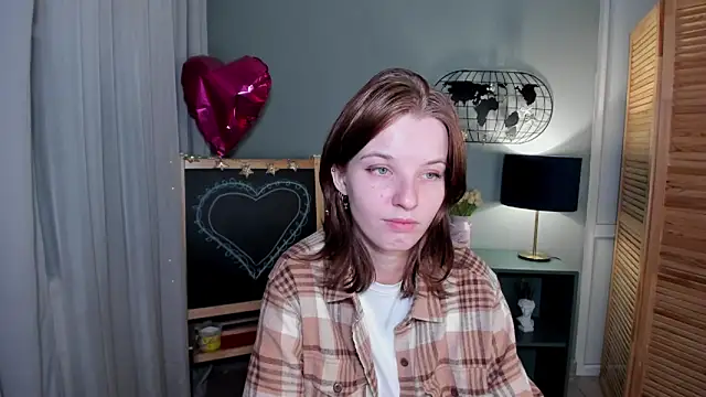 Snapshot of Madelaineses chatting on September 20, 2025, 8:15 am Madelaineses online show from September 20, 2025, 8:15 am