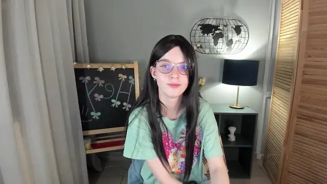 Snapshot of Madelaineses chatting on November 26, 2025, 9:27 pm Madelaineses online show from November 26, 2025, 9:27 pm