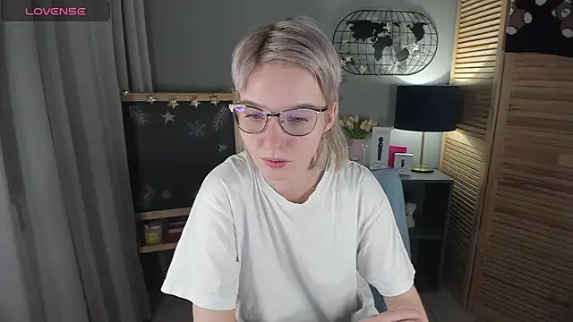 Snapshot of Madelaineses chatting on January 13, 2026, 9:25 am Madelaineses online show from January 13, 2026, 9:25 am