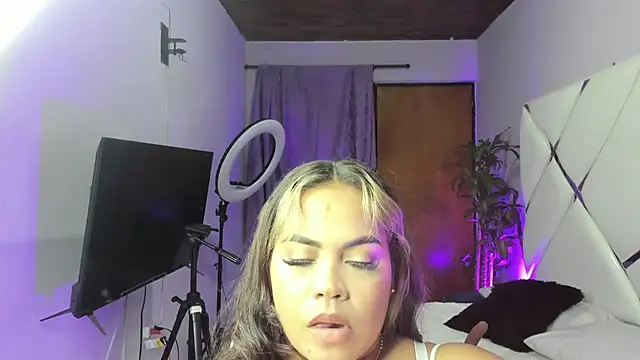 EmilyDuran  online show from October 19, 2025, 11:27 pm