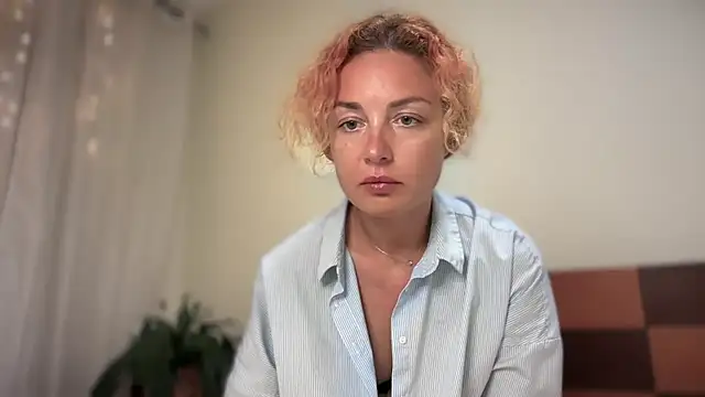 Reddgiirl online show from April 19, 2026, 6:21 pm