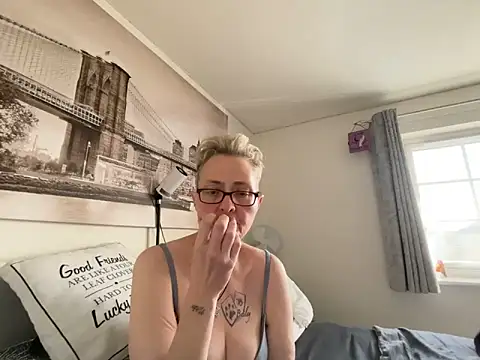 Curvy-Jinx online show from March 30, 2026, 7:42 am