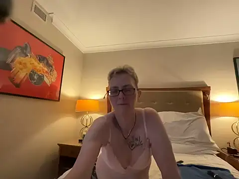 Curvy-Jinx online show from April 18, 2026, 7:29 pm