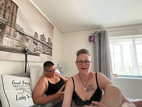 Snapshot of Curvy-Jinx chatting on July 21, 2026, 11:01 am Curvy-Jinx online show from July 21, 2026, 11:01 am