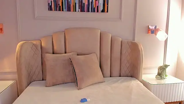 mia kisses2 online show from November 4, 2025, 3:38 am