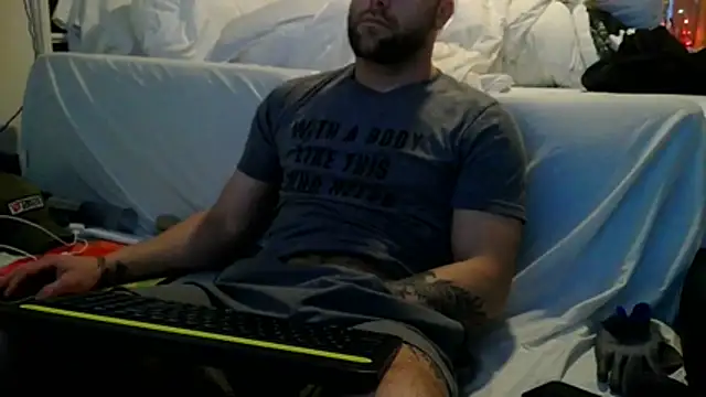 Luv2SuckBWC92 online show from October 24, 2025, 12:08 am