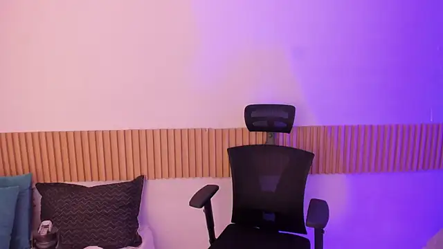 Snapshot of OliviaSweett chatting on November 3, 2025, 7:48 pm OliviaSweett online show from November 3, 2025, 7:48 pm