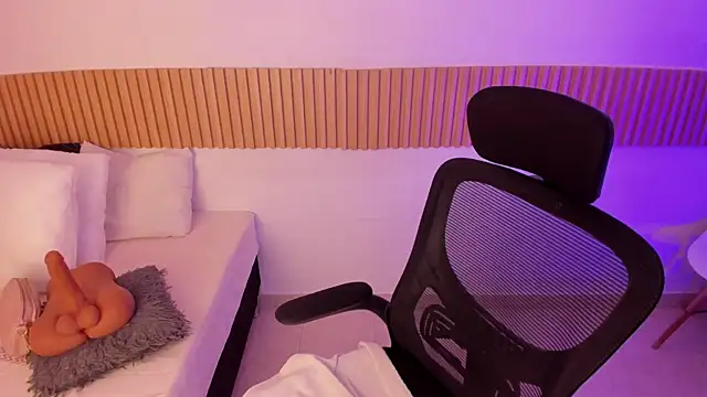 Snapshot of OliviaSweett chatting on November 15, 2025, 12:30 am OliviaSweett online show from November 15, 2025, 12:30 am