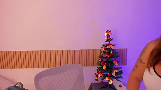 Snapshot of OliviaSweett chatting on December 14, 2025, 7:07 pm OliviaSweett online show from December 14, 2025, 7:07 pm