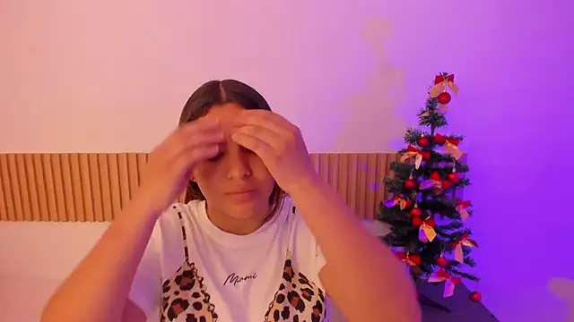 Snapshot of OliviaSweett chatting on December 15, 2025, 7:40 pm OliviaSweett online show from December 15, 2025, 7:40 pm