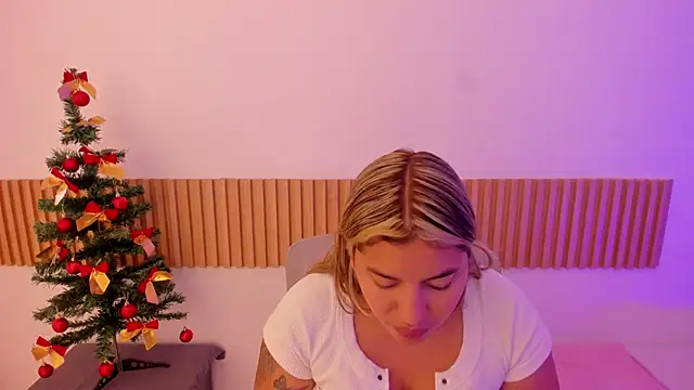 Snapshot of OliviaSweett chatting on December 22, 2025, 6:38 pm OliviaSweett online show from December 22, 2025, 6:38 pm