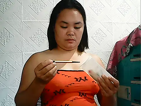 CreamyPussy4uxx online show from February 25, 2026, 2:32 am