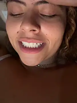 Snapshot of Chloe_Leaozinho chatting on May 16, 2026, 12:29 am Chloe Leaozinho online show from May 16, 2026, 12:29 am