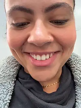 Snapshot of Chloe_Leaozinho chatting on May 22, 2026, 2:33 pm Chloe Leaozinho online show from May 22, 2026, 2:33 pm