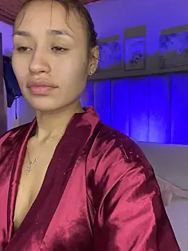 juliana-mancini online show from September 30, 2025, 6:02 pm