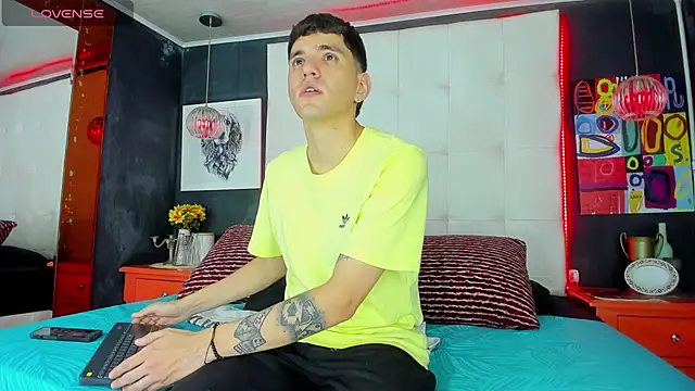 Matteo12  online show from October 1, 2025, 9:43 pm