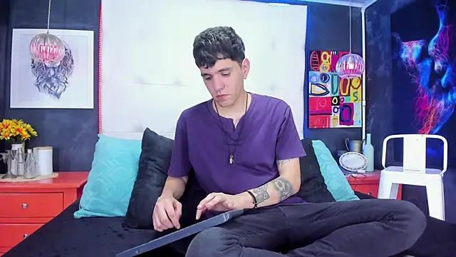 Matteo12  online show from October 21, 2025, 4:02 am