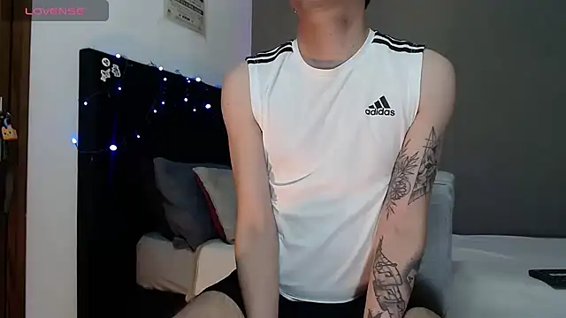 Matteo12  online show from December 17, 2025, 4:51 am