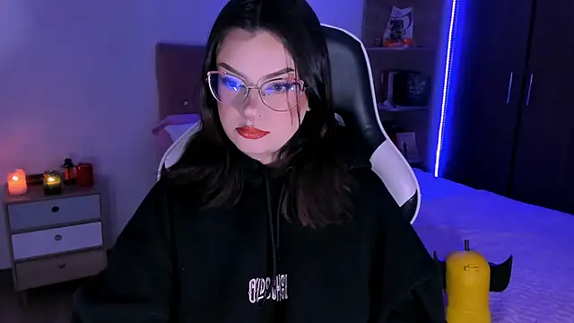 OphelianaRose33 online show from November 21, 2025, 9:57 pm